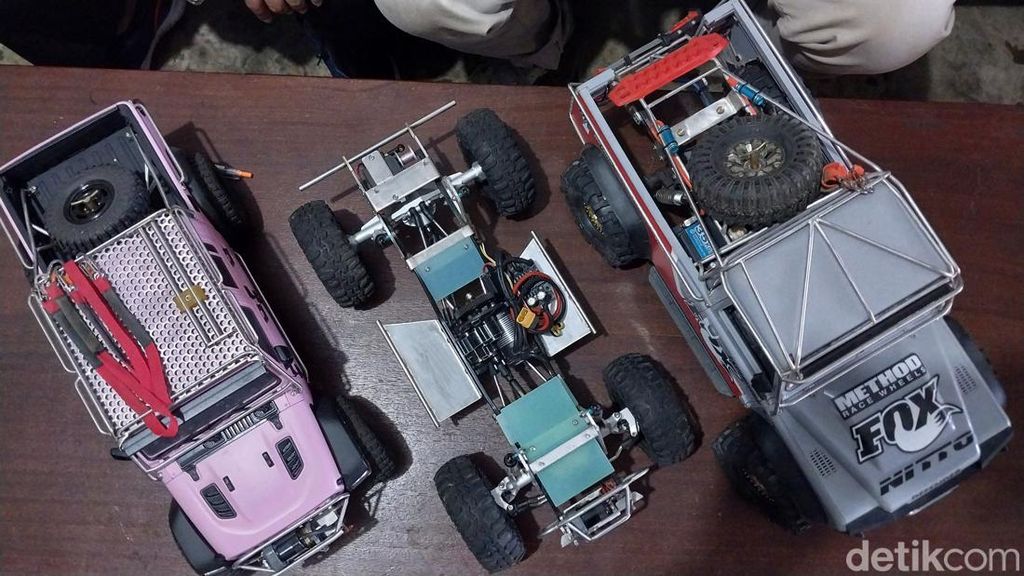 Berawal dari merakit RC kustom miliknya, banyak komunitas yang meminati karyanya. Ia pun akhirnya mulai menjual karyanya.